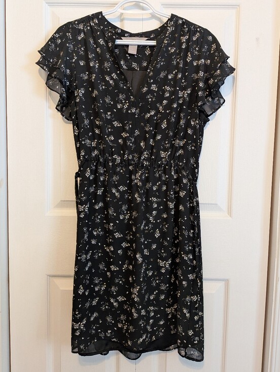 H&M Dresses & Skirts - H&M Black Floral V-Neck Flutter Sleeve Dress